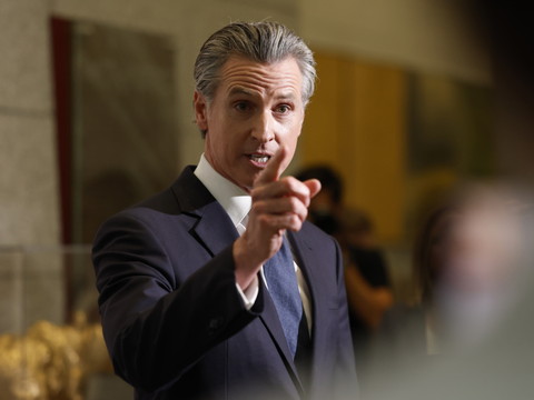 Le gouverneur de Californie réclame 787 millions à Fox News