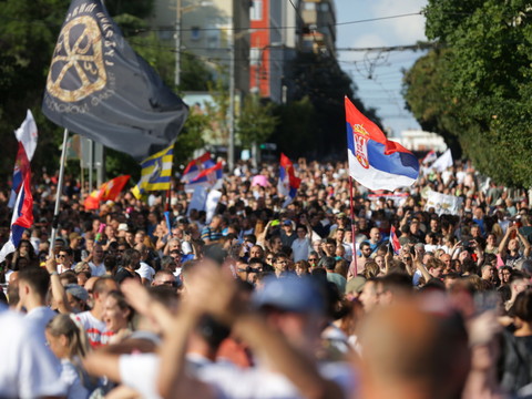 Plus de 100'000 manifestants en Serbie pour réclamer des élections