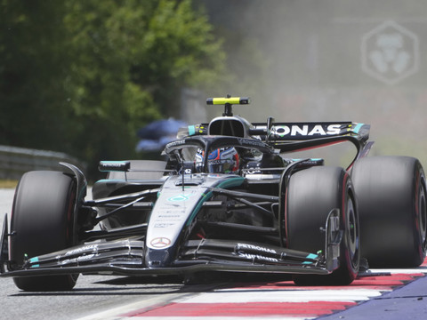 Antonelli sanctionné après avoir percuté Verstappen