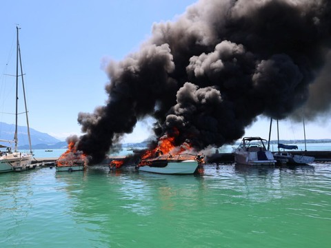 Bateaux ravagés par les flammes dans le port de Zoug