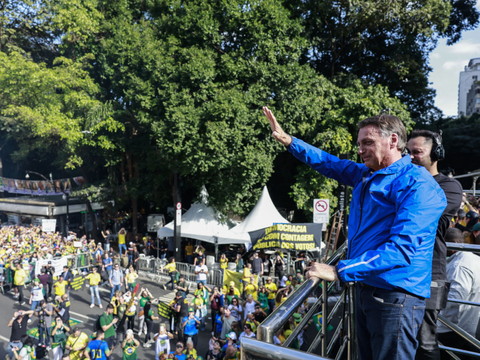 Brésil: menacé de prison, Bolsonaro combatif devant ses partisans