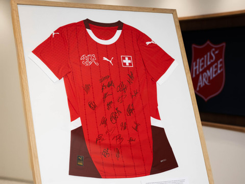 Un maillot dédicacé de la Nati vendu pour près de 4000 francs