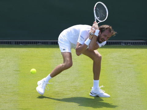 Medvedev prend déjà la porte, Sabalenka ne tremble pas