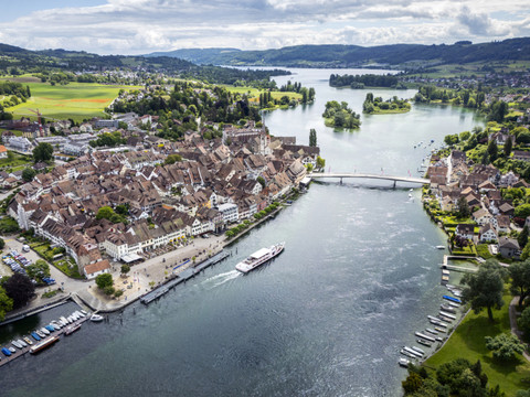 Trafic fluvial à l'arrêt sur le Rhin en aval de Stein am Rhein (SH)