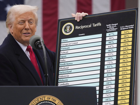 Droits de douane: Trump pense informer ses partenaires dès vendredi