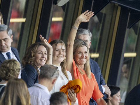 La reine des Pays-Bas applaudit 
