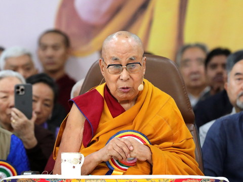 Le Dalaï Lama fête ses 90 ans avec une prière pour la paix