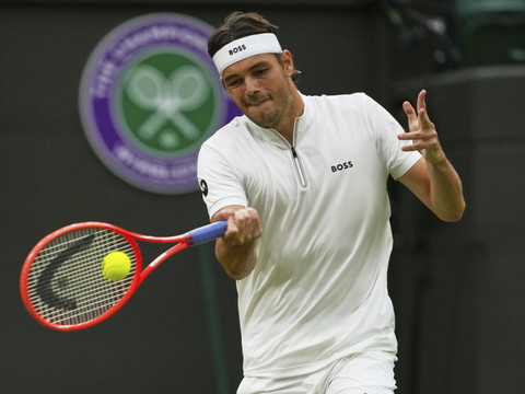 Fritz s'impose avant la limite et rejoint Khachanov en quart