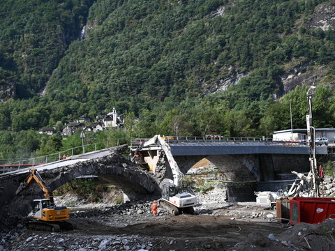 La reconstruction du pont détruit dans le val Maggia (TI) a débuté