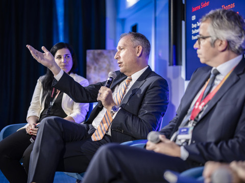 Don de 100 millions pour un futur centre d'observation de la Terre
