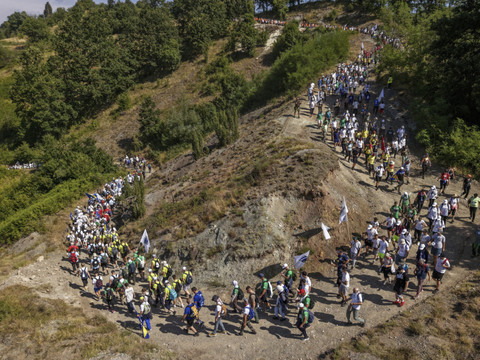 Trente ans après, des milliers de gens marchent vers Srebrenica