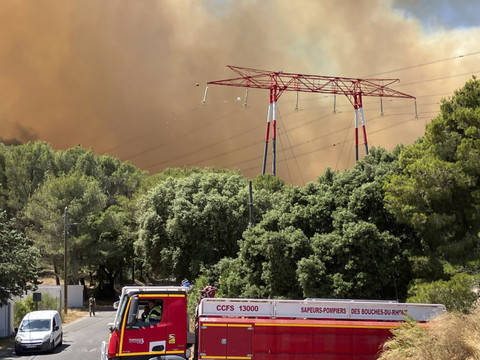 Incendies dans le sud de la France, le feu atteint Marseille