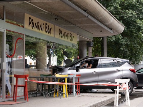 Une voiture finit dans un bar à Bienne, plusieurs blessés