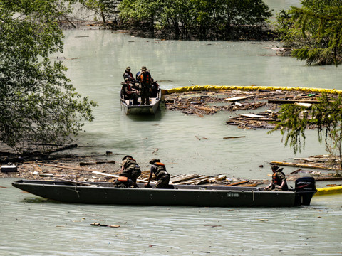 Blatten: le bois flottant récolté par l'armée brûlé à l'air libre