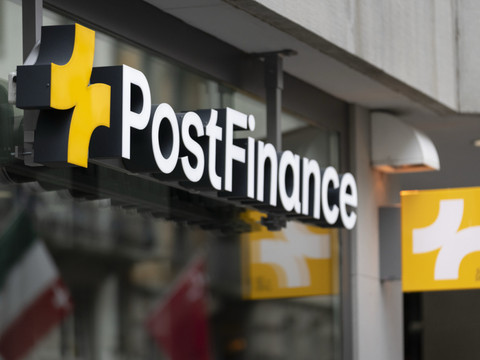 Postfinance coupe moins de postes que prévu