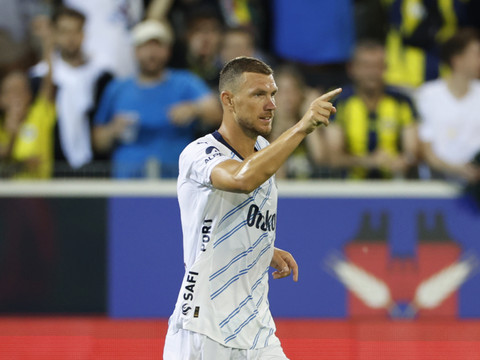 Dzeko, 39 ans, retrouve la Serie A avec la Fiorentina