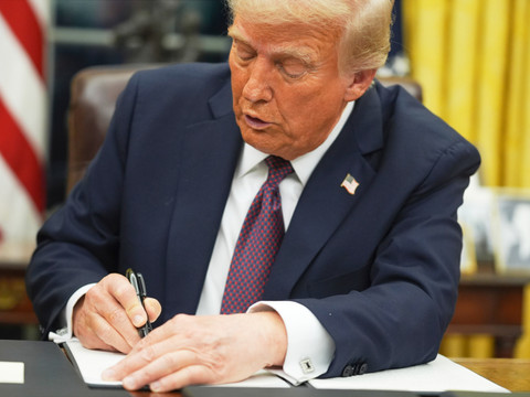 Trump annonce 35% de surtaxes douanières sur les produits canadiens