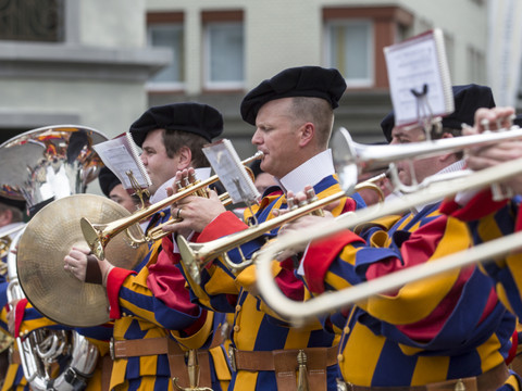 La fanfare de la Garde suisse du Vatican au cortège de Basel Tattoo