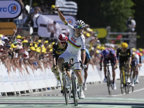 Tadej Pogacar fait coup double à Mûr-de-Bretagne