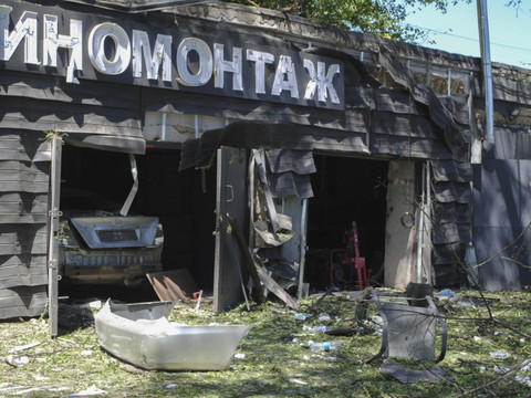 Trois morts dans des frappes en Russie, maternité touchée à Kharkiv