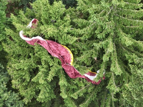 Un parapentiste suspendu à un arbre pendant neuf heures (ZG)