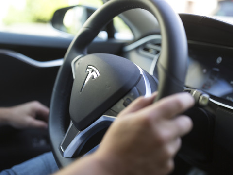 Tesla va proposer à ses actionnaires d'investir dans xAI (Musk)