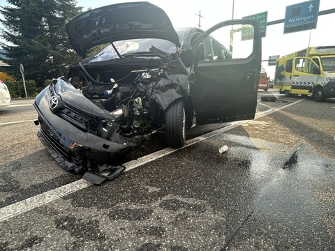 Onze blessés dans une collision entre véhicules à Würenlos (AG)