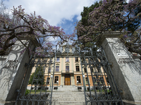 Valais: un trentenaire roumain accusé d'avoir prostitué ses copines