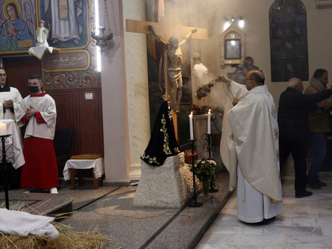 Une frappe sur l'église catholique de Gaza fait deux morts