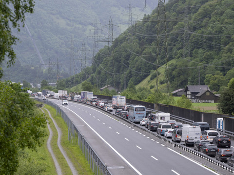 Onze kilomètres de bouchons devant le portail nord du Gothard