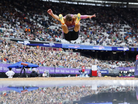 Angelica Moser 3e à Londres, Alfred va vite
