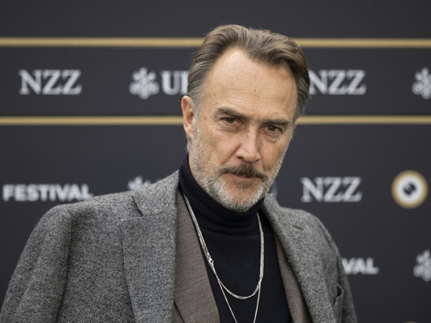 L'artiste Carlos Leal revient en Suisse