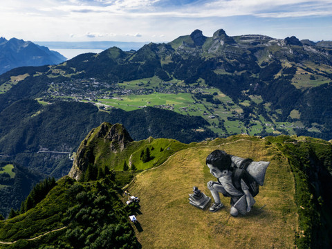 Une nouvelle fresque de Saype dans les Alpes vaudoises