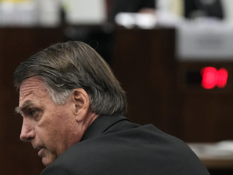 Brésil: interdit d'utiliser les réseaux, Bolsonaro risque la prison