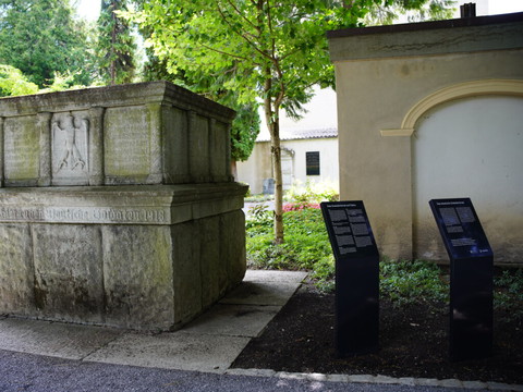 Plaques explicatives pour un vestige nazi dans un cimetière à Coire