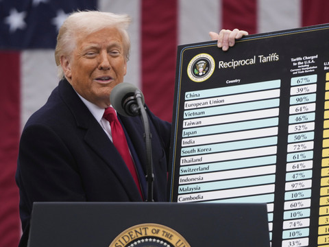 Droits de douane: Trump annonce un accord commercial avec le Japon