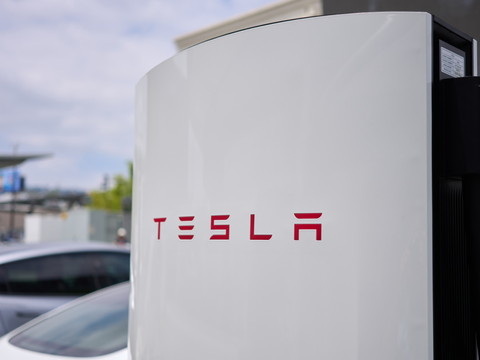 Tesla: bénéfice net trimestriel en baisse, ventes en berne