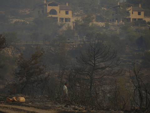 Chypre: deux morts dans un feu de forêt attisé par la chaleur