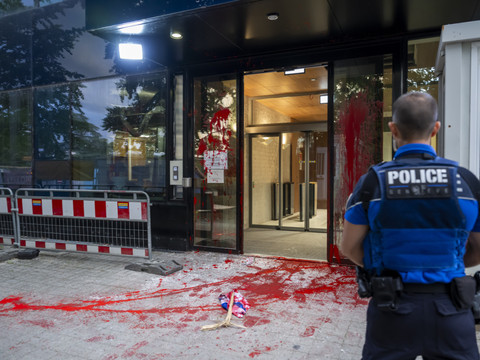 Des manifestants s'en prennent à la mission israélienne à Genève