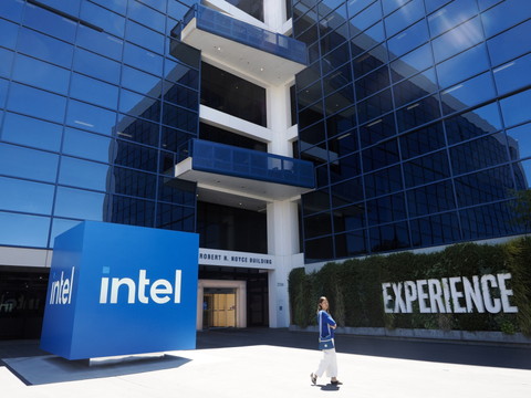 Le géant des puces Intel continue de réduire les frais