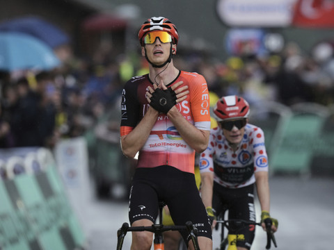 19e étape: Arensman voit double, Pogacar bientôt sacré