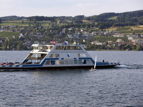 Une voiture tombe du ferry dans le lac de Zurich
