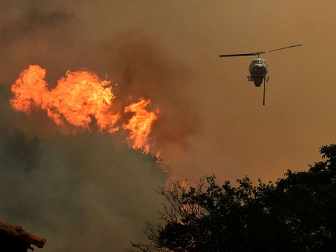 Grèce: incendies en cours poussés par des vents forts