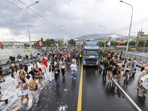 Lake Parade de Genève: plus de 10'000 personnes bravent la pluie