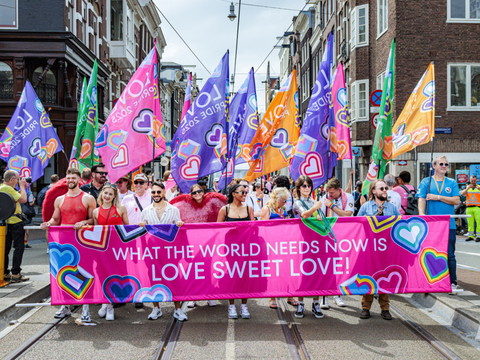Amsterdam: des milliers de participants à la marche des fiertés