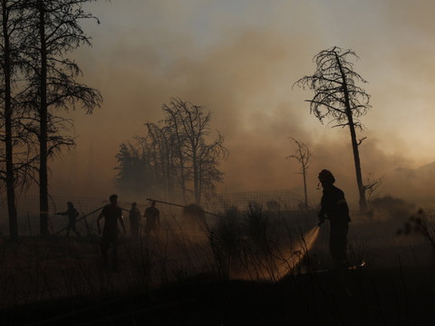 Grèce: les pompiers luttent contre des incendies pour le 2e jour