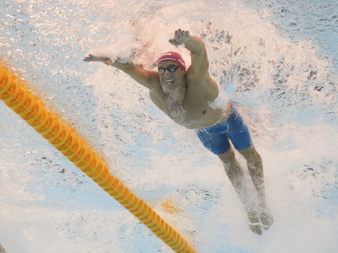 Ponti en finale du 50 m papillon à Singapour, avec le 2e temps