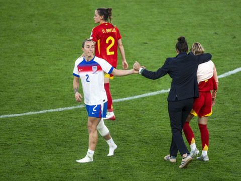 Bronze a joué avec une fracture du tibia