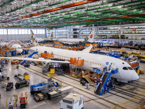 Boeing réduit sa perte de moitié au 2e trimestre