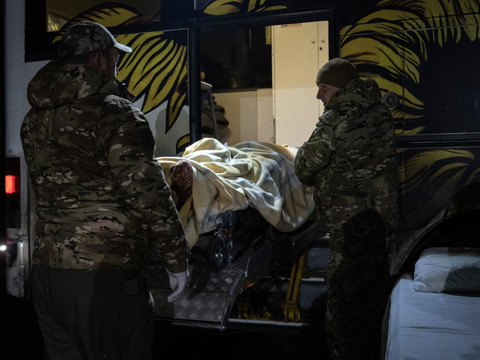 Ukraine: trois soldats tués, 18 blessés par une frappe russe